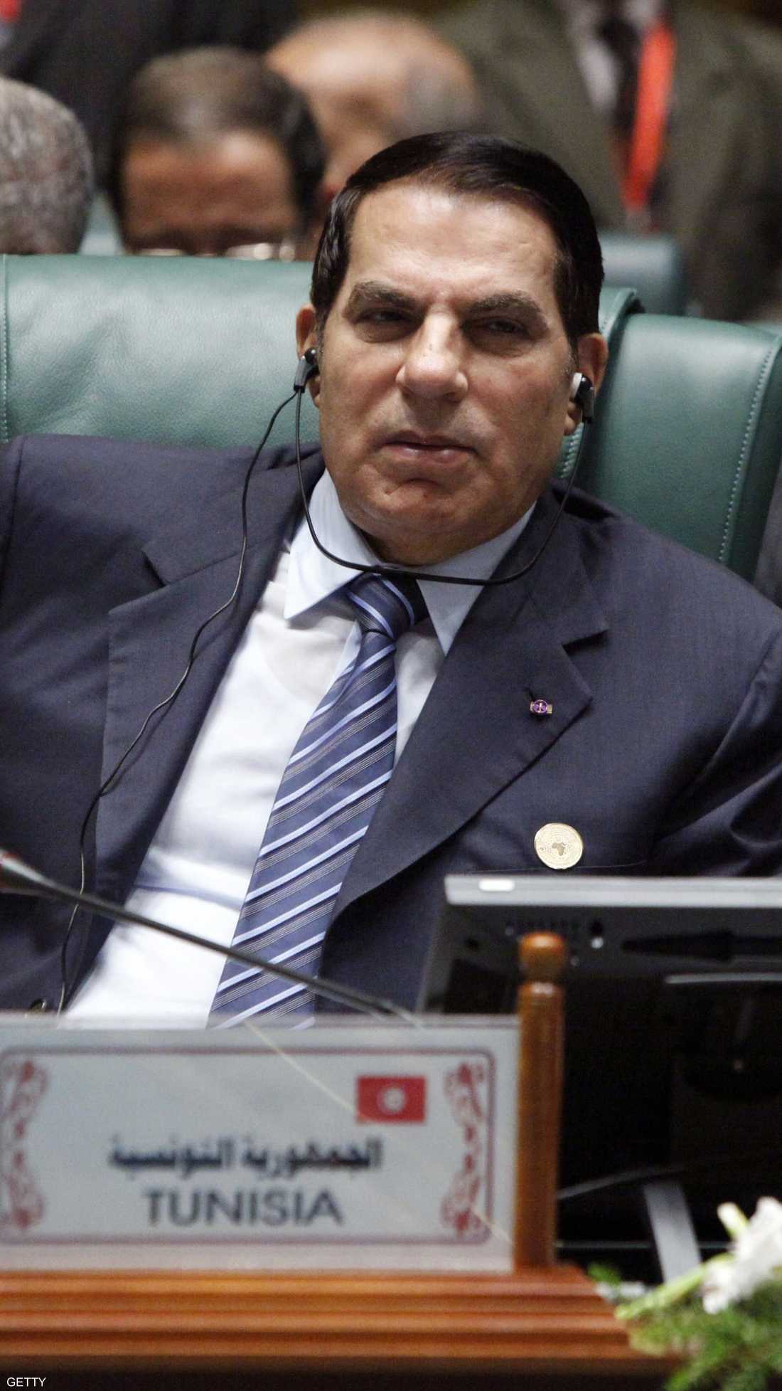 الرئيس التونسي زين العابدين بن علي، قبل شرارة البوعزيزي، وقبل أن يلجأ إلى السعودية