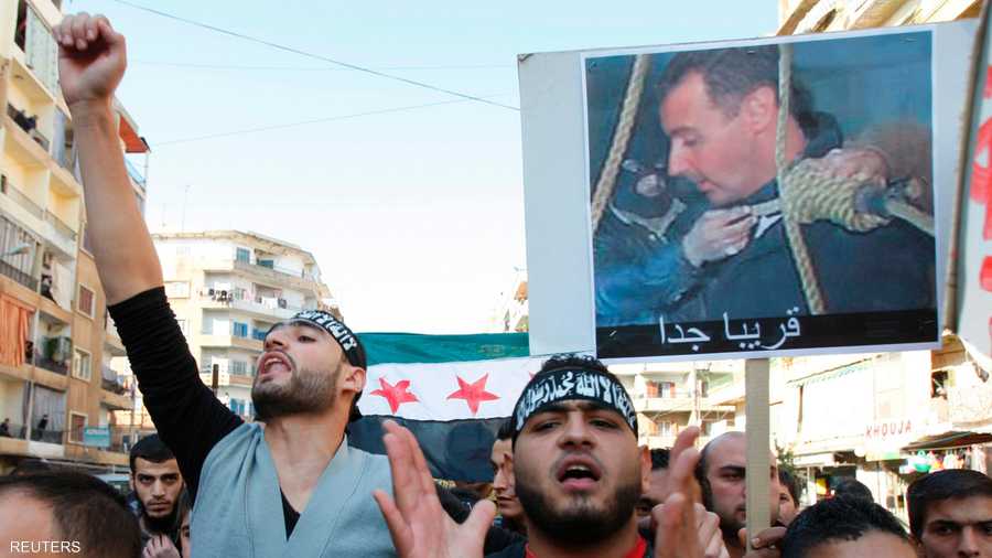 بشار الأسد يواجه حركة احتجاجية متزايدة، ومطالب بإسقاطه وإعدامه، فيما يتزايد عدد القتلى جراء القمع، حيث سقط ما لا يقل عن 6000 قتيل بحسب تقارير لجماعات حقوقية وناشطين