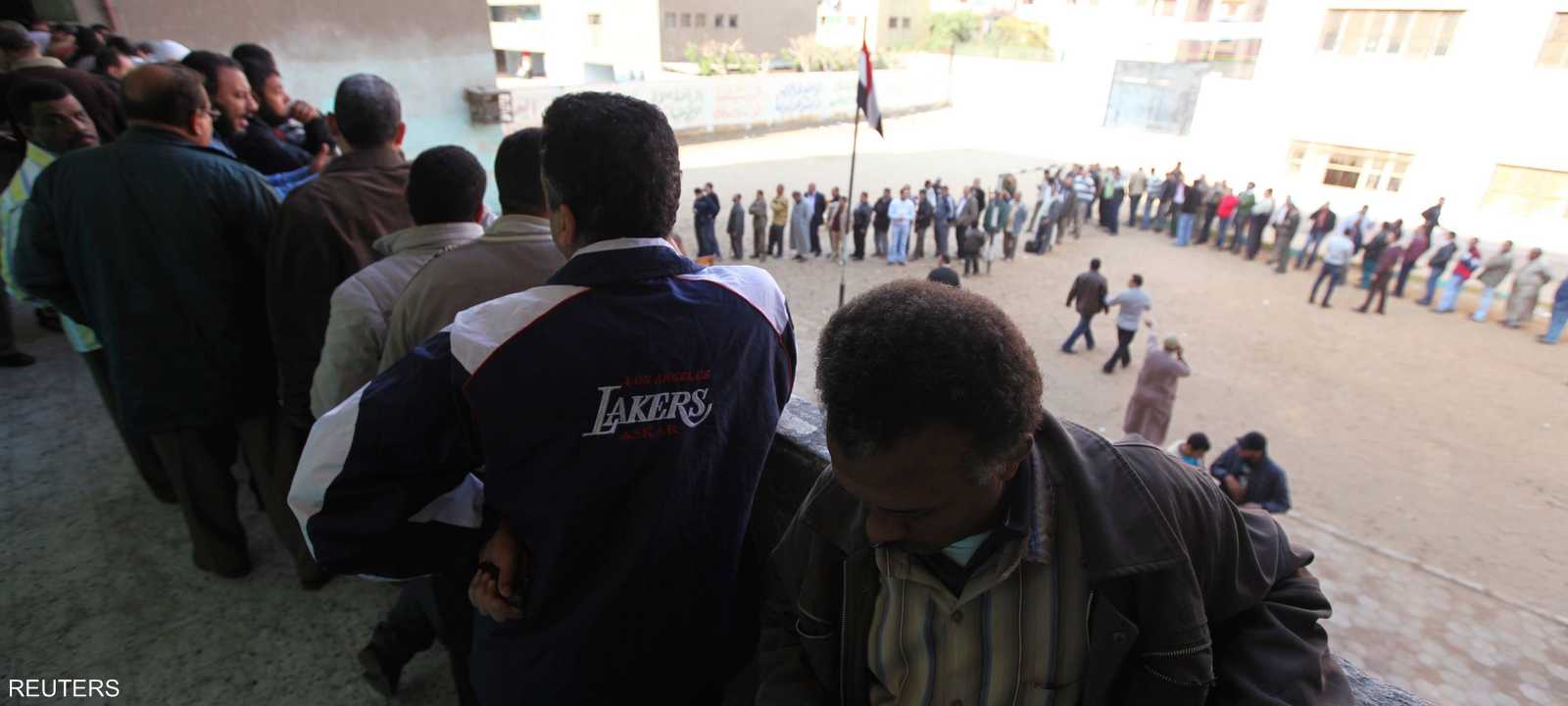 مصري يتفقد هاتفه المحمول