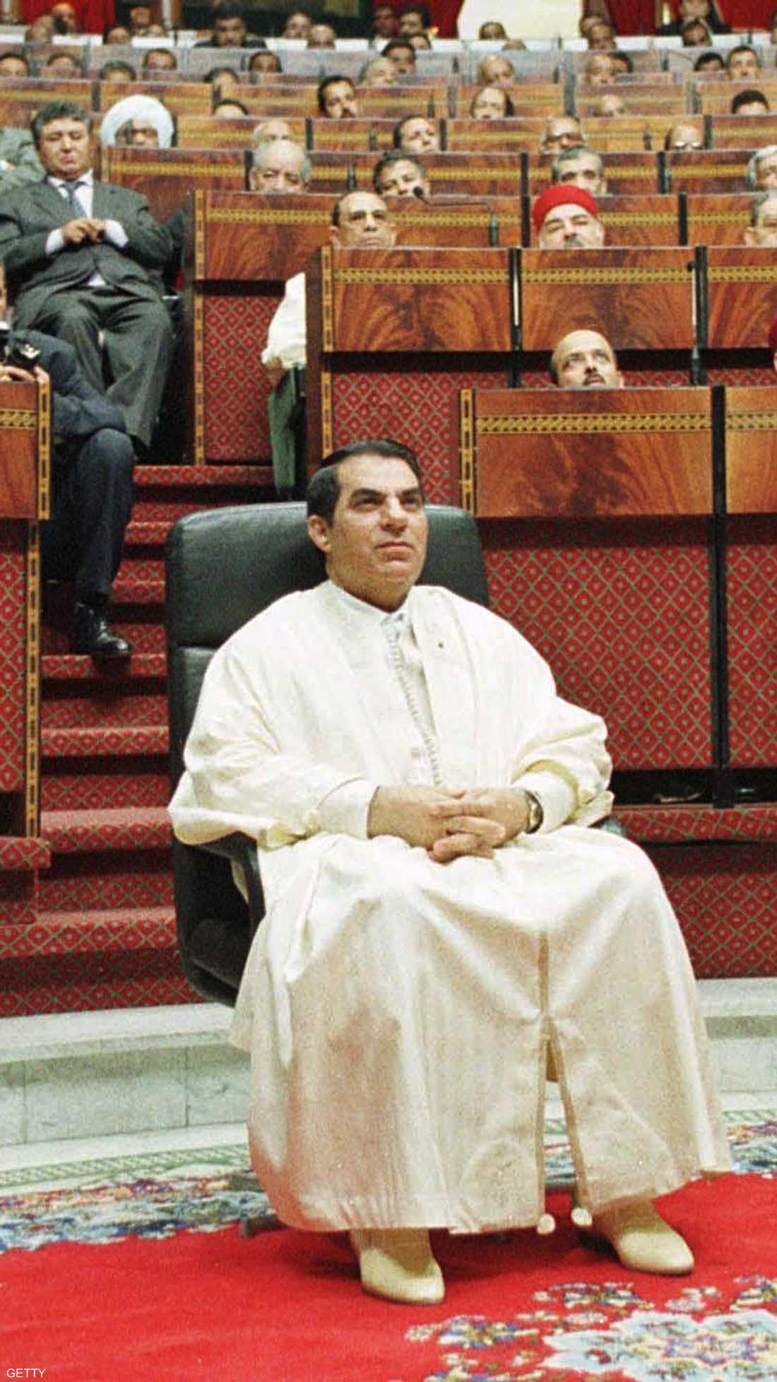 في 14 يناير، أضطر الرئيس التونسي زين العابدين بن علي إلى اللجوء إلى السعودية إثر اندلاع شرارة الثورة في بلاده في ديسمبر 2010، إثر قيام بائع الخضار محمد البوعزيزي بإحراق نفسه احتجاجاً.