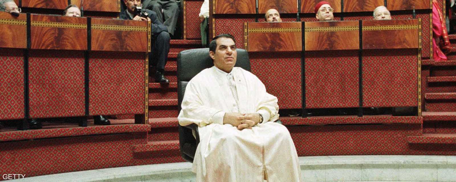 في 14 يناير، أضطر الرئيس التونسي زين العابدين بن علي إلى اللجوء إلى السعودية إثر اندلاع شرارة الثورة في بلاده في ديسمبر 2010، إثر قيام بائع الخضار محمد البوعزيزي بإحراق نفسه احتجاجاً.