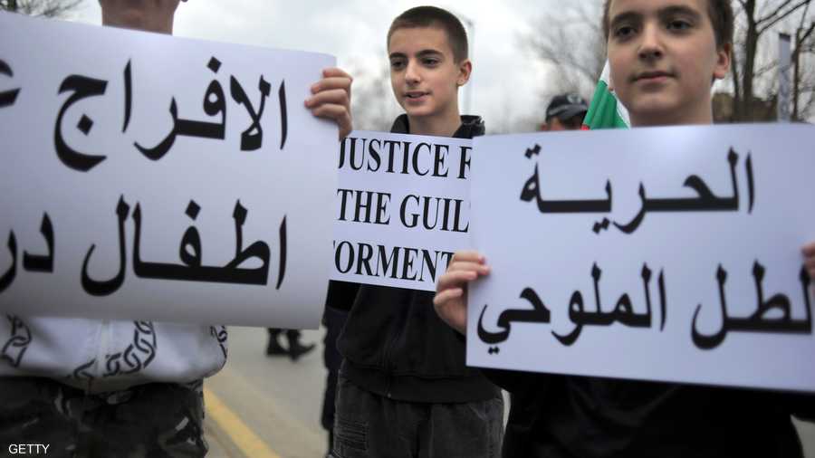 في 15 مارس اندلعت شرارة الاحتجاجات في سوريا، وبدأت بالمطالبة بالحرية والكرامة، لتواجهها السلطات بحملة قمع دموية، فتحولت إلى المطالبة بإسقاط النظام، وعلى رأسه الرئيس السوري بشار الأسد.