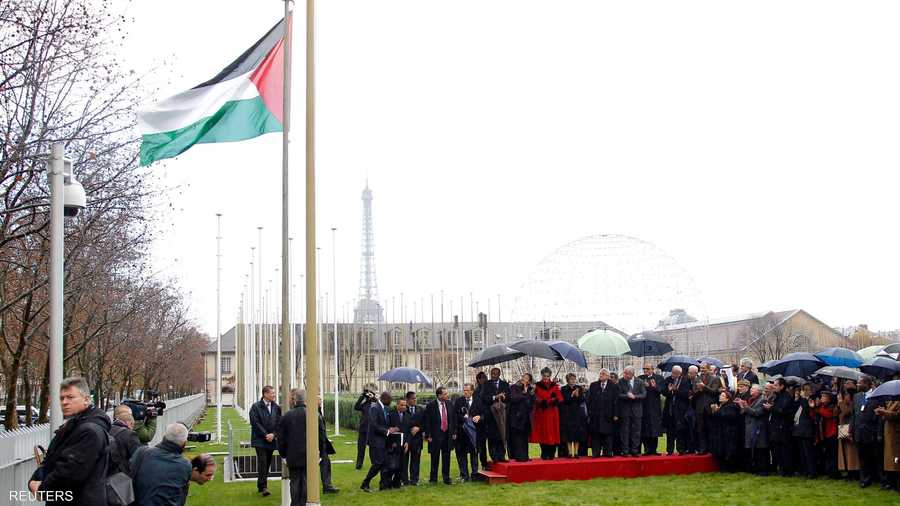 في 23 سبتمبر، قدم محمود عباس طلب الاعتراف بفلسطين في الأمم المتحدة لكنه لم تحصل عليه، إلا أن فلسطين نجحت في أكتوبر بالانضمام لليونسكو، وتم في ديسمبر رفع العلم الفلسطيني في مقرها بباريس.