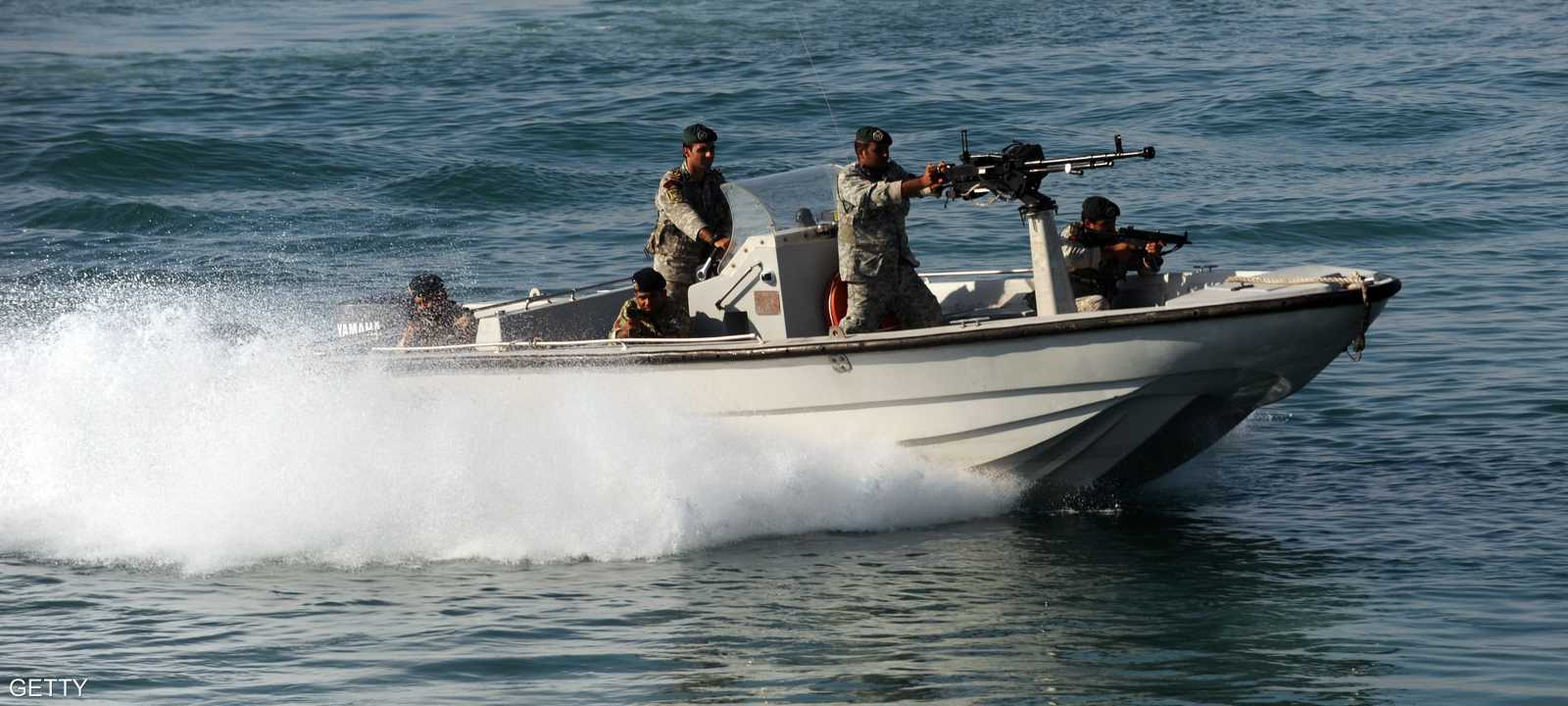 قوات إيرانية تشارك في مناورات عسكرية قرب مضيق هرمز