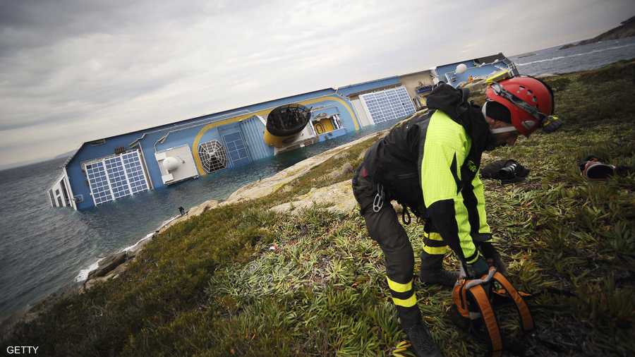 أحد رجال الإنقاذ بالقرب من السفينة السياحية الإيطالية الغارقة