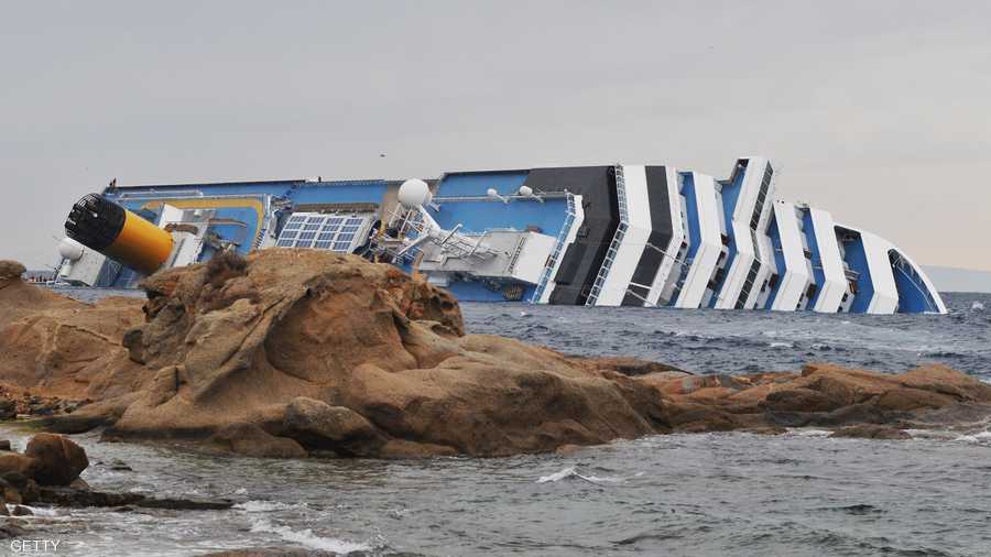 السفينة السياحية كوستا كونكورديا المنكوبة تقع قبالة شاطئ جزيرة جيجليو وكان على متنها 4200 شخص