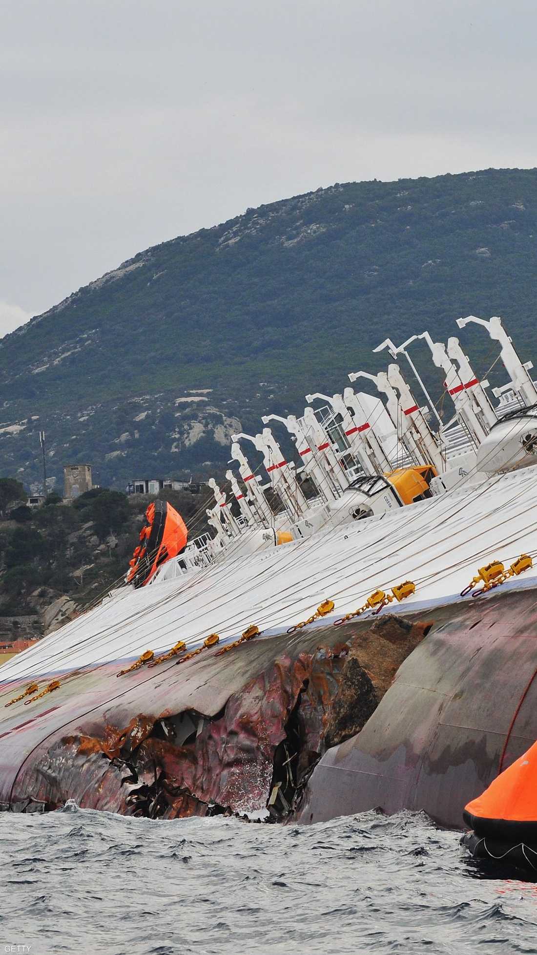 جنحت السفينة الإيطالية كوستا كونكورد قبالة إحدى الجزر فى البحر المتوسط واصطدمت بالصخور وتعرض الجانب الأيسر لقطع بطول 70 مترا، مما أدى إلى حدوث ميل فيها بمقدار 80 درجة على الجانب المقابل.