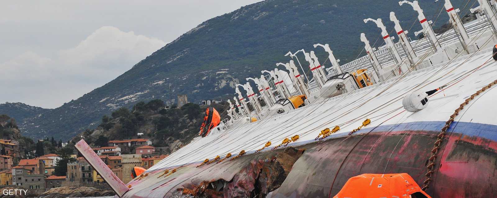 جنحت السفينة الإيطالية كوستا كونكورد قبالة إحدى الجزر فى البحر المتوسط واصطدمت بالصخور وتعرض الجانب الأيسر لقطع بطول 70 مترا، مما أدى إلى حدوث ميل فيها بمقدار 80 درجة على الجانب المقابل.