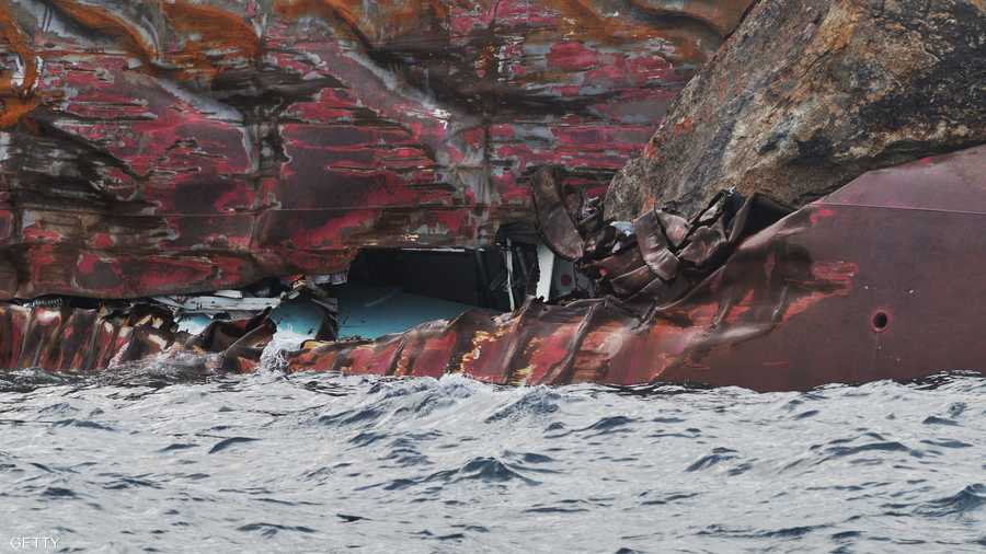  فرق الانقاذ تقوم بإحداث فتحات بجسم سفينة الركاب الايطالية المنكوبة كوستا كونكورد