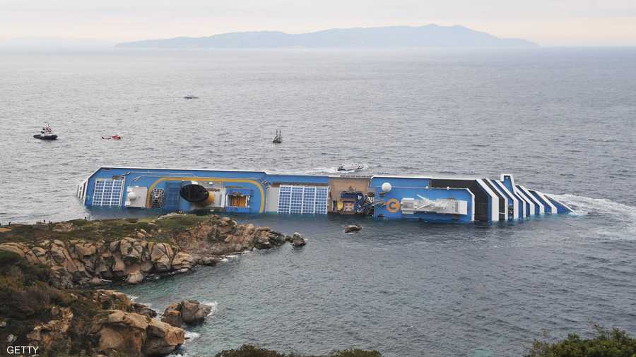 تزايد المخاوف من امكانية تسرب الوقود الذى تحمله السفينة فى مياه البحر