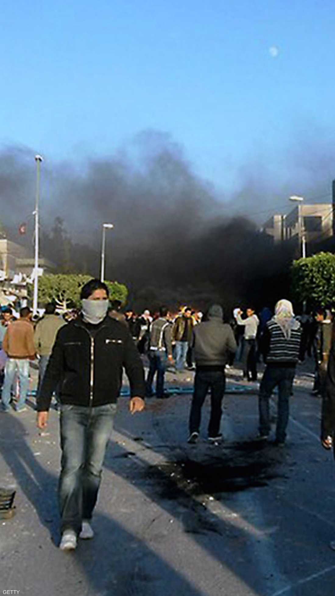 متظاهرون تونسيون يشتبكون مع قوات الأمن في سيدي بوزيد، يوم 23 ديسمبر 2010 