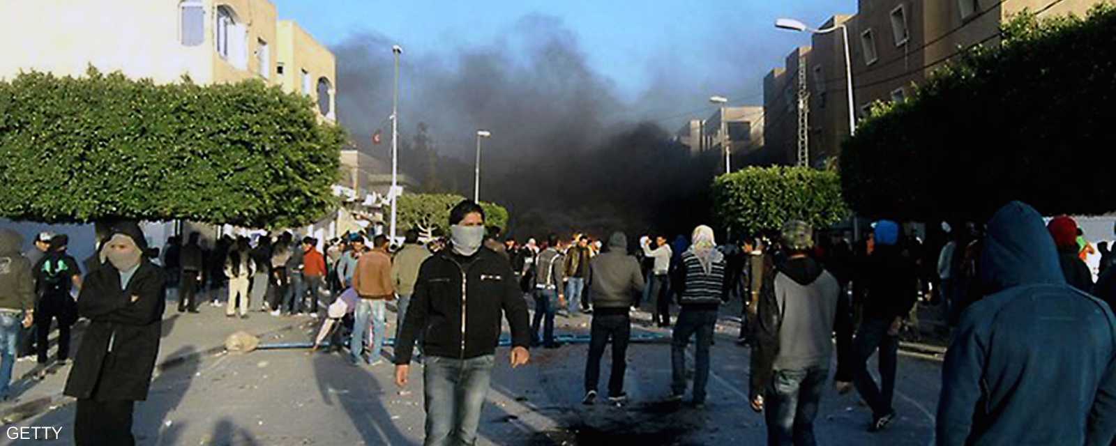 متظاهرون تونسيون يشتبكون مع قوات الأمن في سيدي بوزيد، يوم 23 ديسمبر 2010 