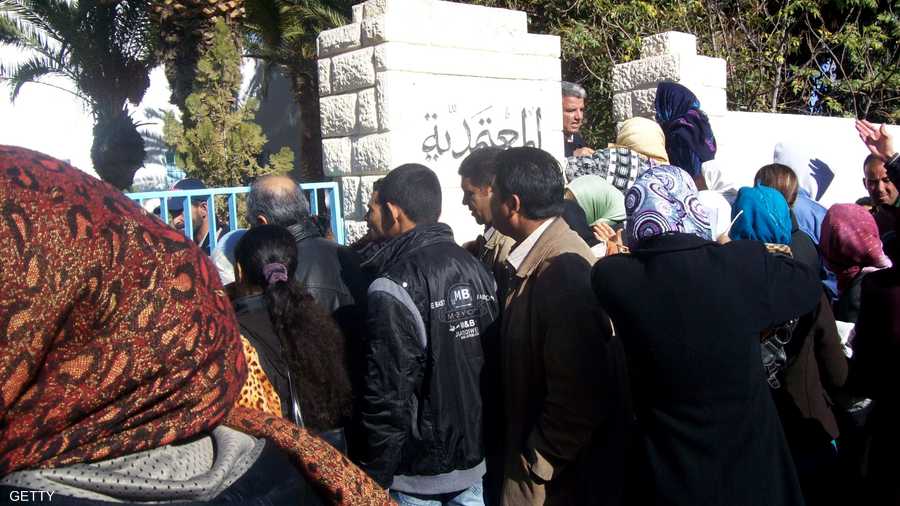 متظاهرون أمام محافظة سيدي بوزيد يوم 26 ديسمبر 2010 إثر اشتباكات بين المتظاهرين وقوات الأمن بعد حرق محمد البوعزيزي نفسه يوم 17 ديسمبر 2010.