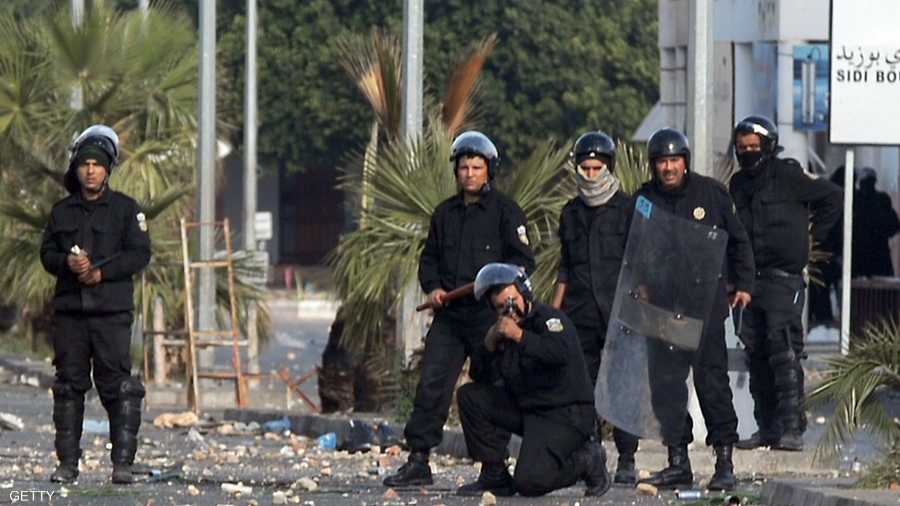 أحد أفراد الأمن التونسي يطلق النار على متظاهرين يوم 10 يناير 2011 في شارع الحبيب بورقيبة بتونس العاصمة