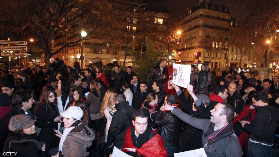 تونسيون يحتفلون برحيل الرئيس التونسي المخلوع زين العابدين بن علي يوم 14-01-2011 في باريس