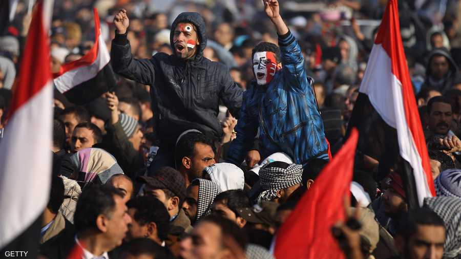 متظاهرون يهتفون بشعارات ثورية بميدان التحرير