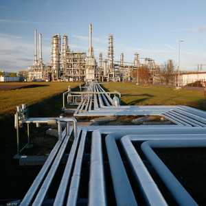 شبكة أنابيب بإحدى محطات تكرير النفط ـ أرشيف