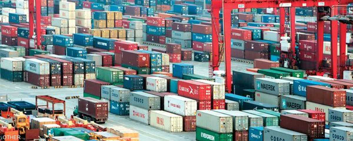 حاويات تنتظر الشحن من ميناء صيني