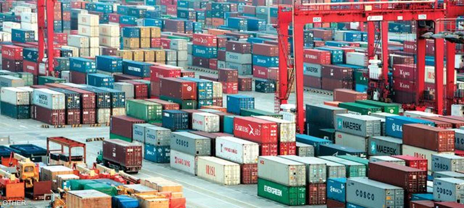 حاويات تنتظر الشحن من ميناء صيني