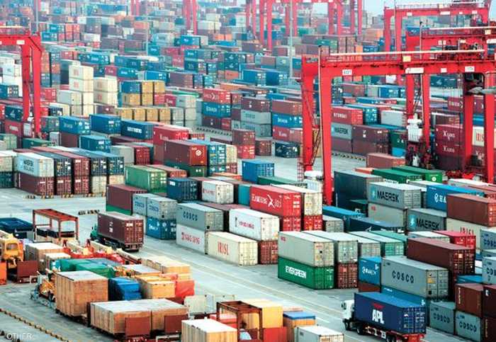 حاويات تنتظر الشحن من ميناء صيني