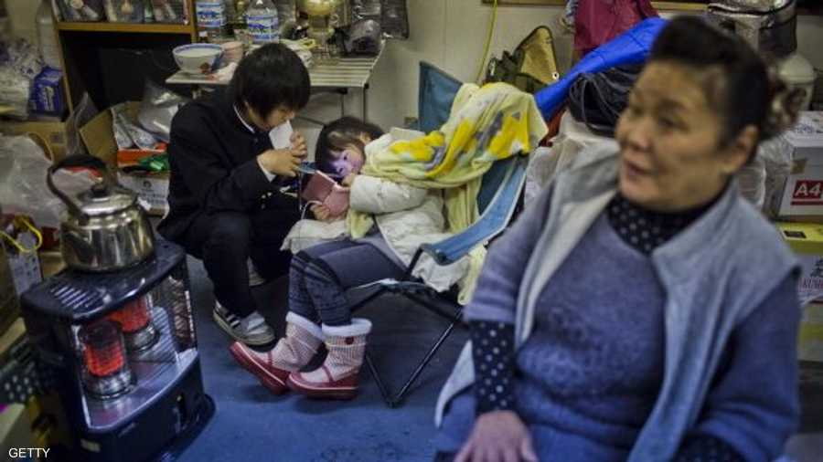 بعد عام من الكارثة تعيش الجدة كيكوكو آبي وحفيديها حياة الإيواء.