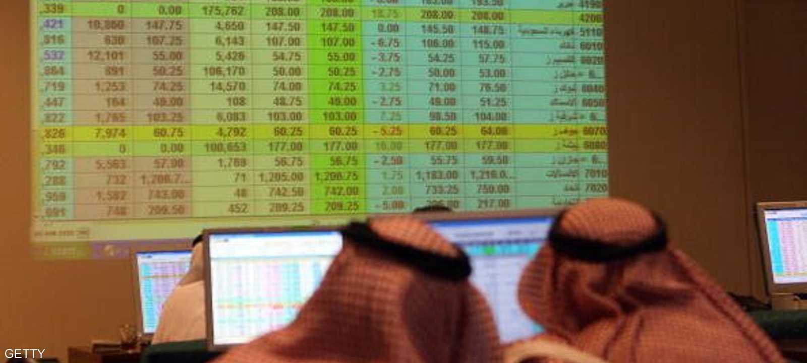 لقطة لمتعاملين داخل البورصة السعودية