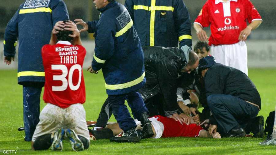 المجري ميكلوس فيهر.. 25 يناير 2004.. لاعب بنفيكا البرتغالي سقط على أرضية الملعب أثناء مباراة بالدوري البرتغالي وتوفي بالحال بعد أزمة قلبية