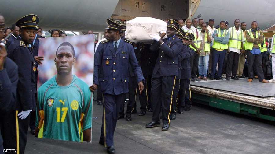 الكاميروني مارك فيفيان فوي.. 26 يونيو 2003.. سقط في الملعب أثناء مباراة بكأس القارات في مشهد لا ينسى وتوفي بعد وقت قصير بسبب تضخم بعضلة القلب