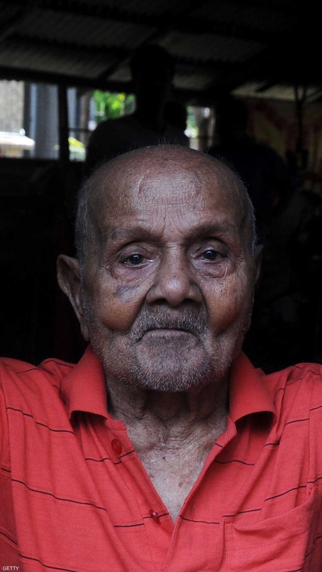 يقول إن سر عمره الطويل يكمن في اتباع نظام غذائي صحي والعيش بسعادة