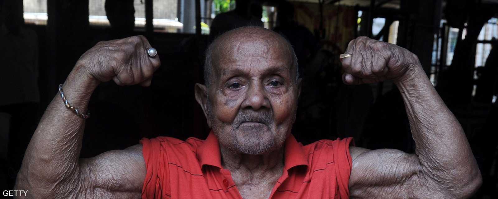 يقول إن سر عمره الطويل يكمن في اتباع نظام غذائي صحي والعيش بسعادة