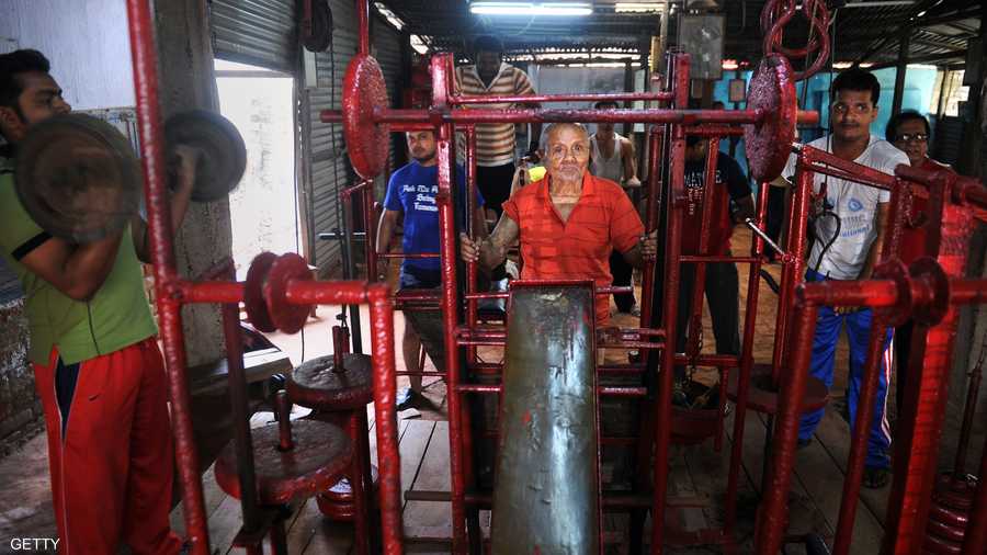 جيب هرقل مع أصدقائه في المركز الرياضي