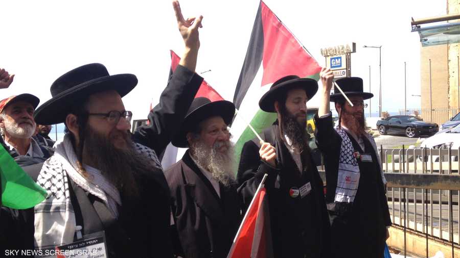 رجال دين يهود يرفعون شارة النصر