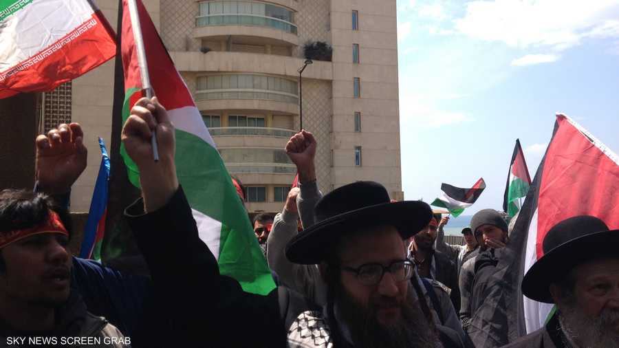 أحد رجال الدين اليهود في بيروت يرفع العلم الفلسطيني