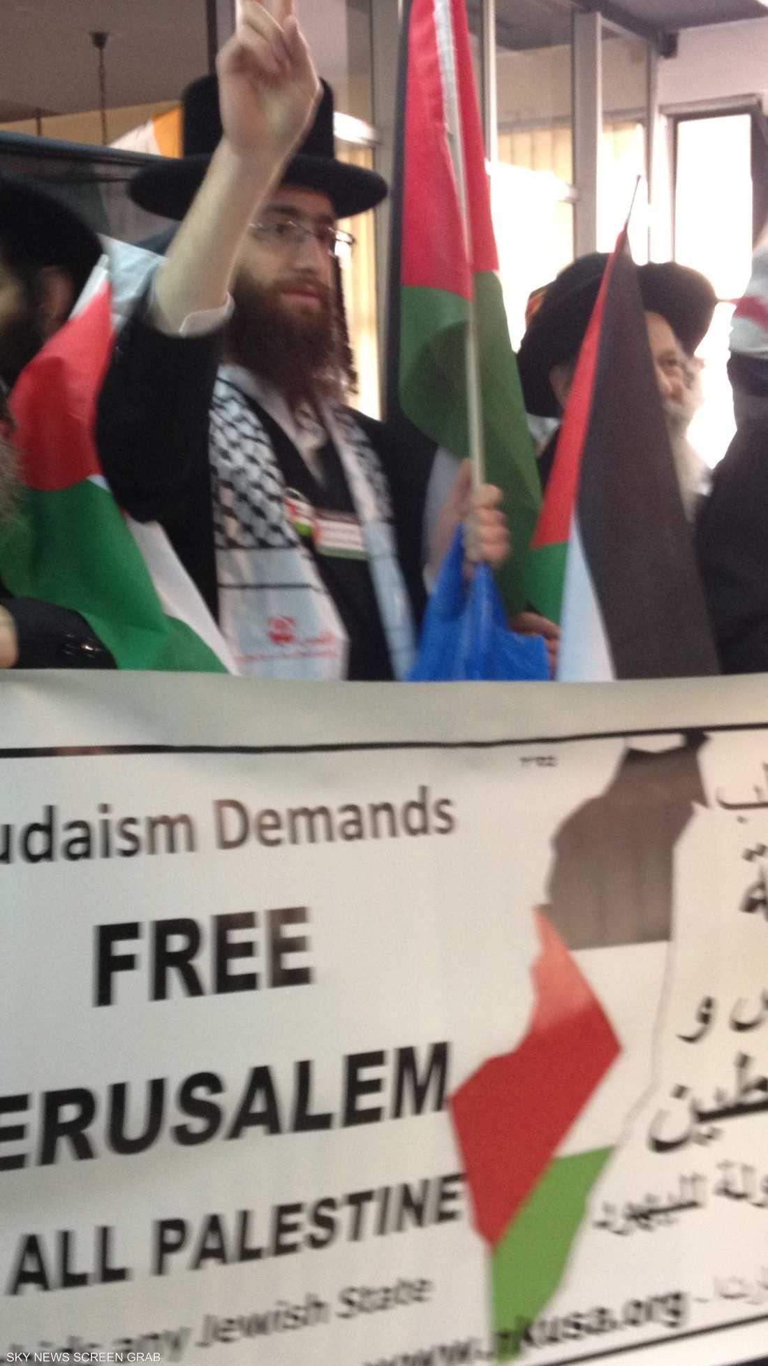 رجال دين يهود يرفعون لافتة مكتوب عليها الحرية للقدس..الحرية لكل فلسطين