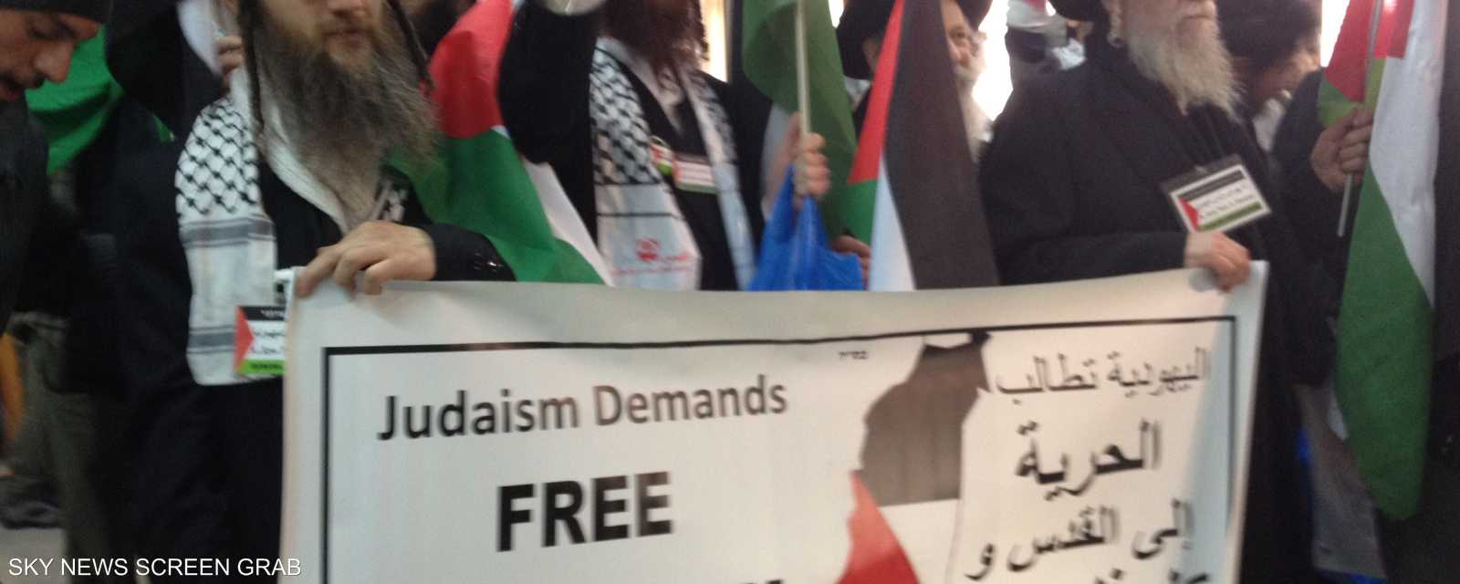 رجال دين يهود يرفعون لافتة مكتوب عليها الحرية للقدس..الحرية لكل فلسطين