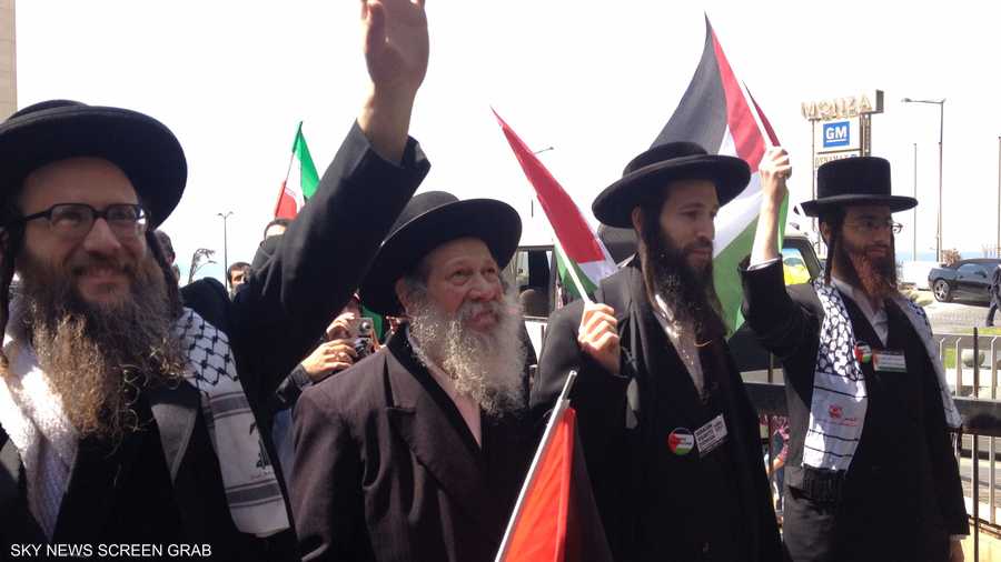 رجال دين يهود بريطانيون وأميركيون يشاركون الناشطين الدوليين في تظاهرة يوم الأرض في جنوب لبنان 