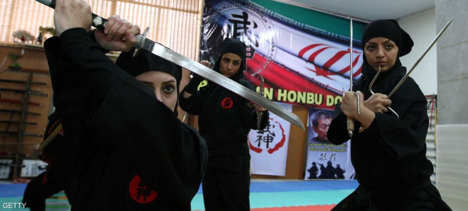 فتيات إيرانيات يتدربن على الفنون القتالية