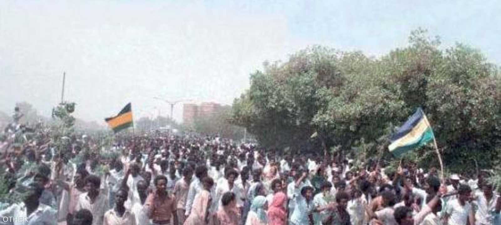 صورة أرشيفية للتظاهرات التي خرجت بالسودان في إبريل 1985 نقلا عن موقع الراكوية السوداني