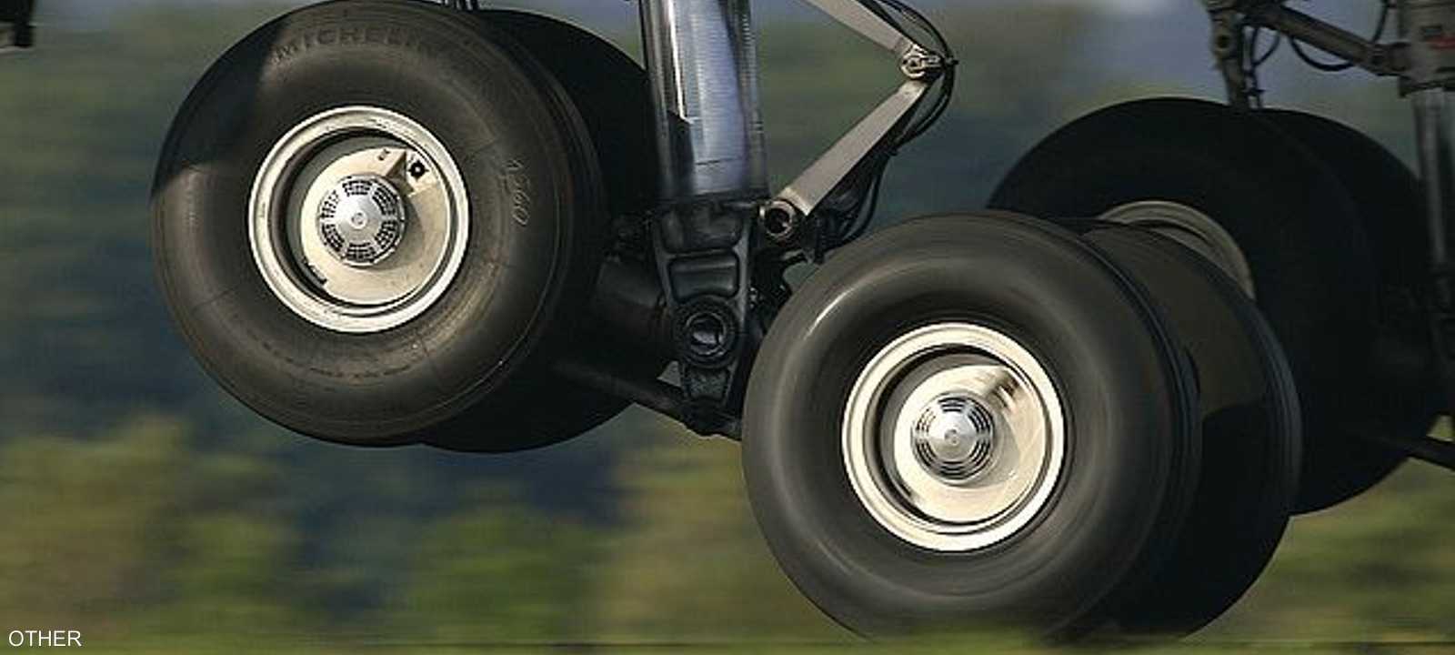 السطات وجدت الجثتين عند فتحة عجلات الطائرة