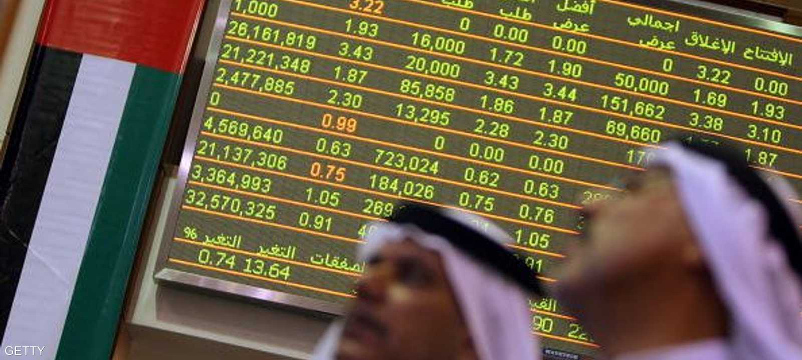 متعاملان يتابعان أداء بورصة دبي ـ أرشيف