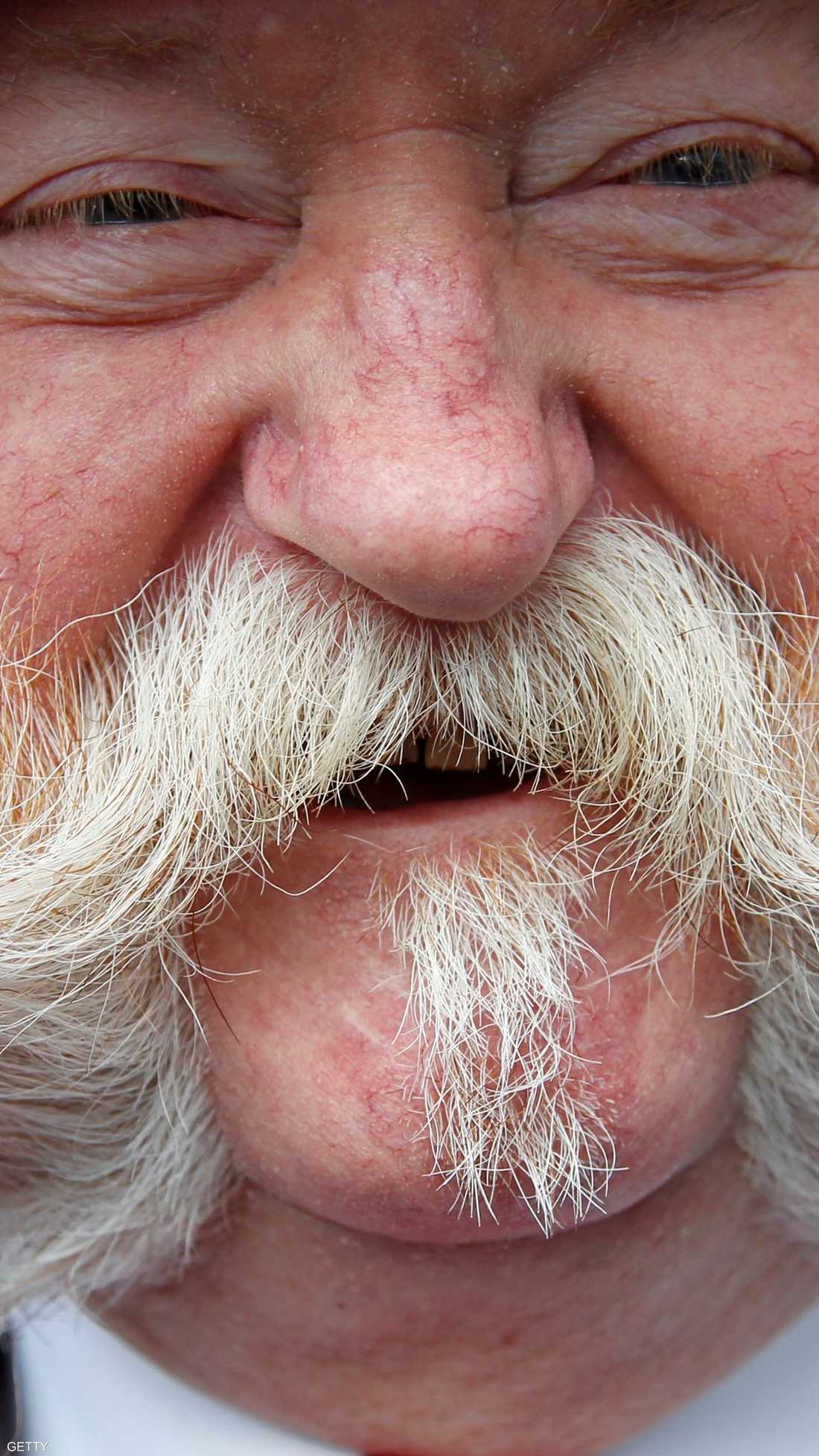 شارب أبيض وابتسامة تلائمه