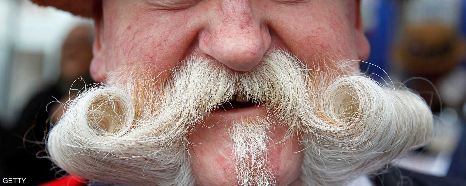 شارب أبيض وابتسامة تلائمه