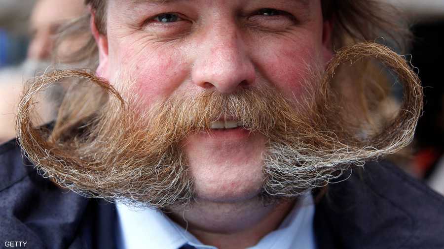 اللون البني مع شارب ملفوف