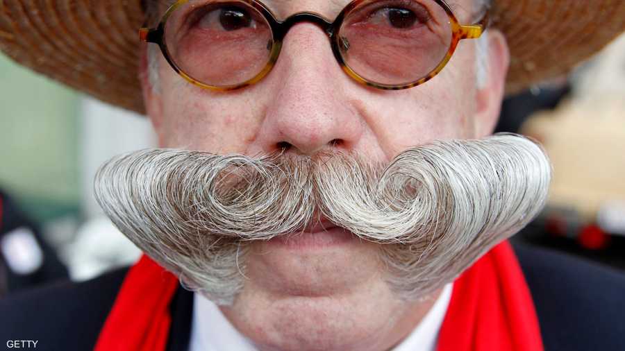 شارب منمق يظهر اهتماما خاصا