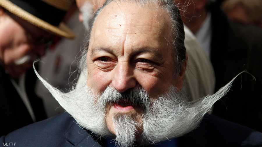 شارب مندمج مع لحية جامحة يوحي بالجرأة