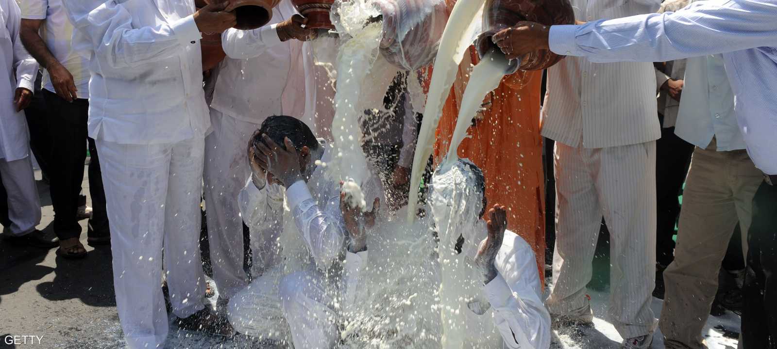 مزارعون هنود يسكبون الحليب في شوارع دلهي احتجاجاً على خفض المصانع أسعار شرائه