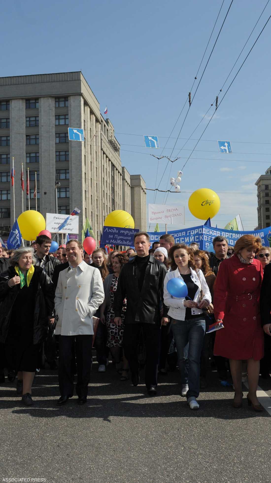 بوتين وميدفيديف تقدما مظاهرة ضمت 100 ألف شخص للاحتفال باليوم العالمي للعمال على طريقتهم الخاصة