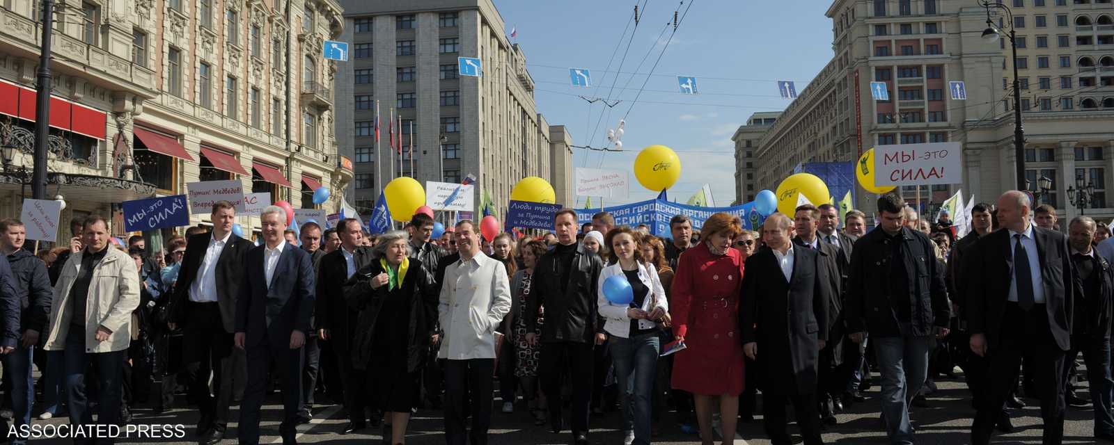 بوتين وميدفيديف تقدما مظاهرة ضمت 100 ألف شخص للاحتفال باليوم العالمي للعمال على طريقتهم الخاصة