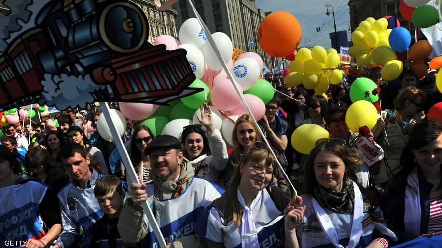 عمال روس يحتفلون بيومهم بالألوان، خصوصا أنه يتزامن مع يوم الربيع في بلادهم