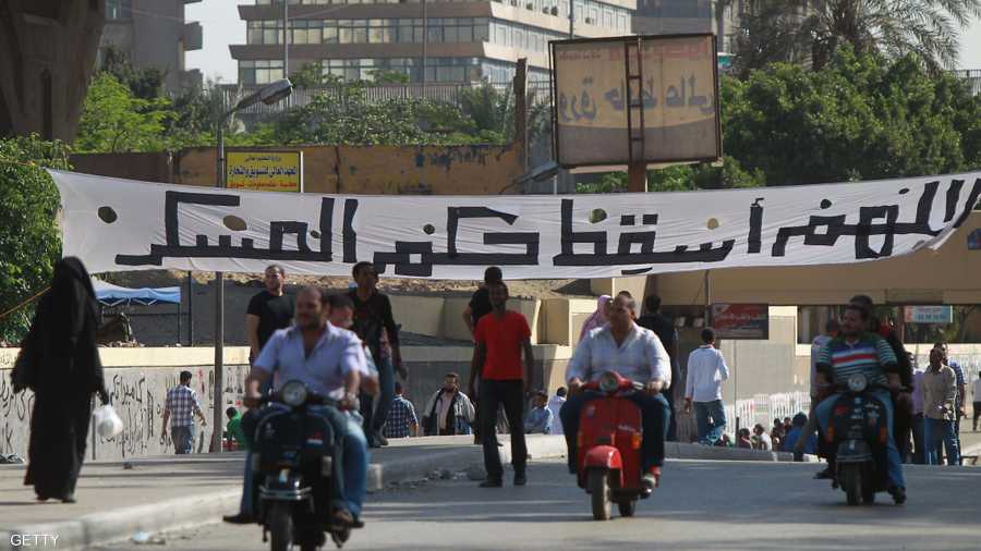 المطالبات بإنهاء حكم العسكر ملأت الشوارع المحيطة بوزارة الدفاع